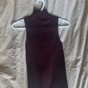 Ribbed sleeveless turtleneck